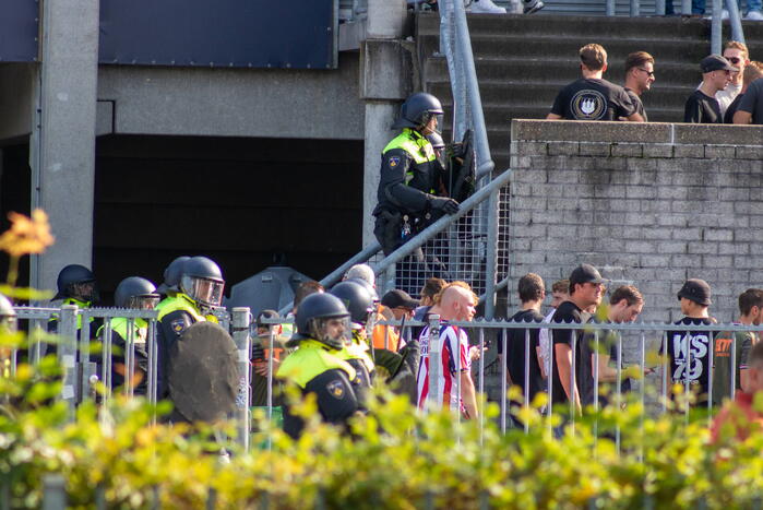 Politie groots ingezet bij rellen na voetbalwedstijd
