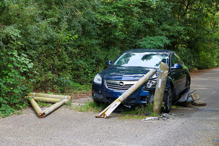 Automobilist onder invloed rijdt tegen houten hek