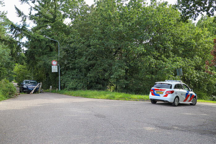 Automobilist onder invloed rijdt tegen houten hek