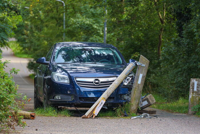 Automobilist onder invloed rijdt tegen houten hek