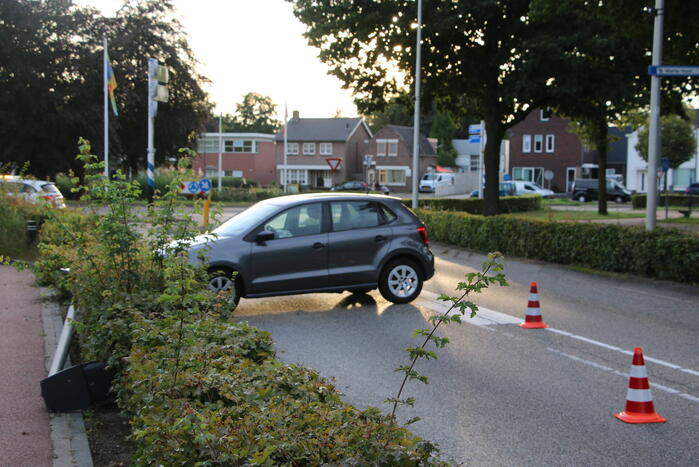 Twee gewonden nadat automobilist lantaarnpaal ramt