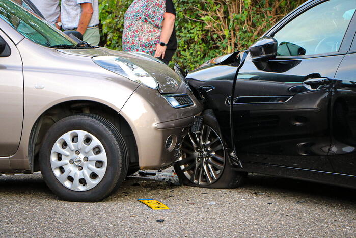Automobilist rijdt meerdere keren tegen geparkeerde auto