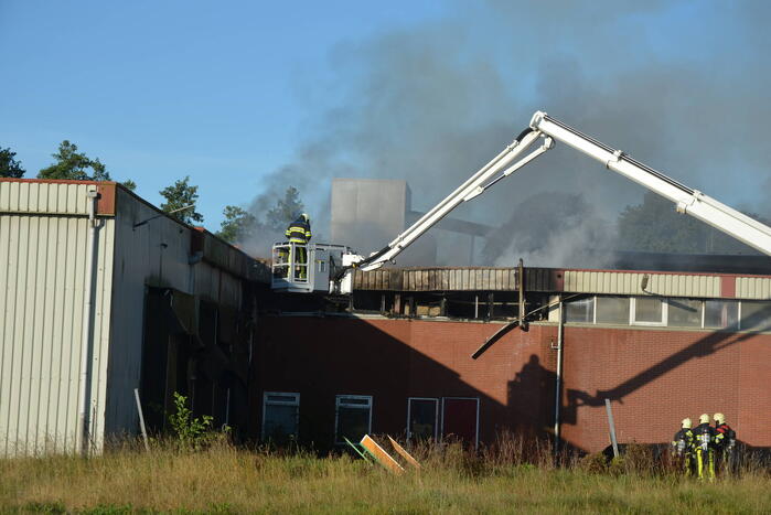 Grote brand in loods van bedrijfspand