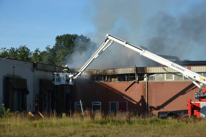Grote brand in loods van bedrijfspand