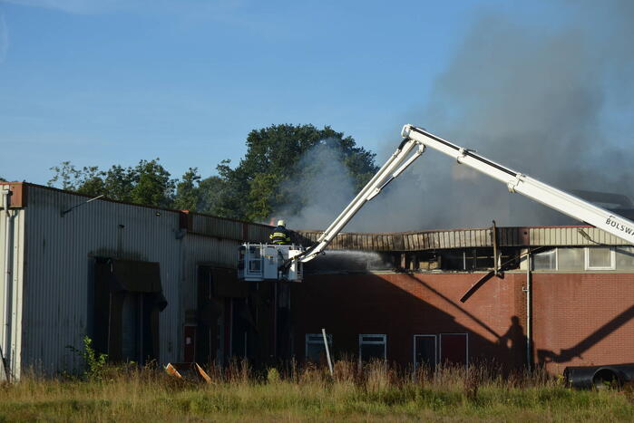 Grote brand in loods van bedrijfspand