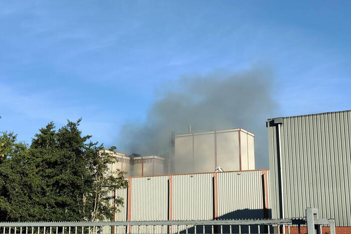 Grote brand in loods van bedrijfspand