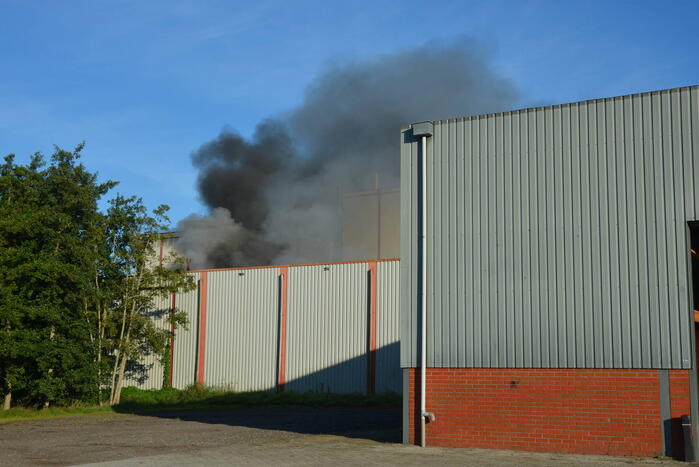 Grote brand in loods van bedrijfspand