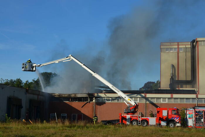 Grote brand in loods van bedrijfspand