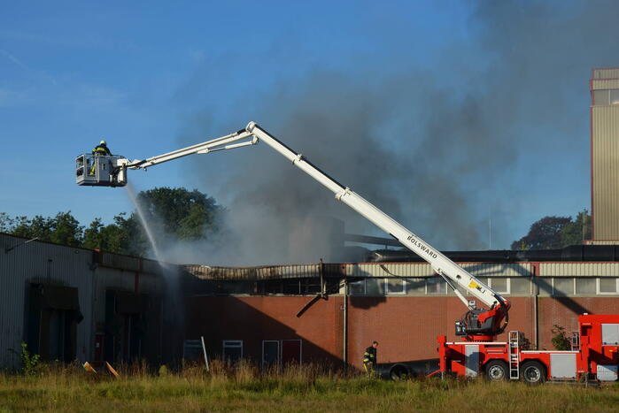 Grote brand in loods van bedrijfspand