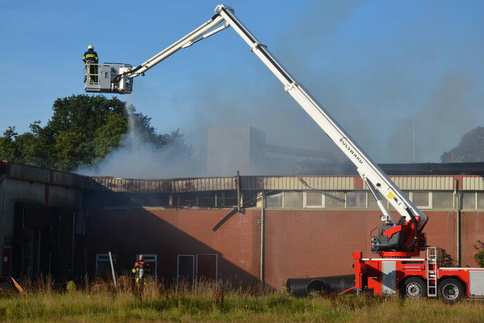 Grote brand in loods van bedrijfspand