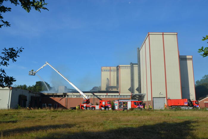 Grote brand in loods van bedrijfspand