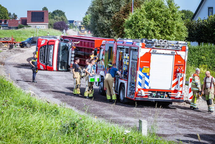 Vrachtwagen valt op zijn kant