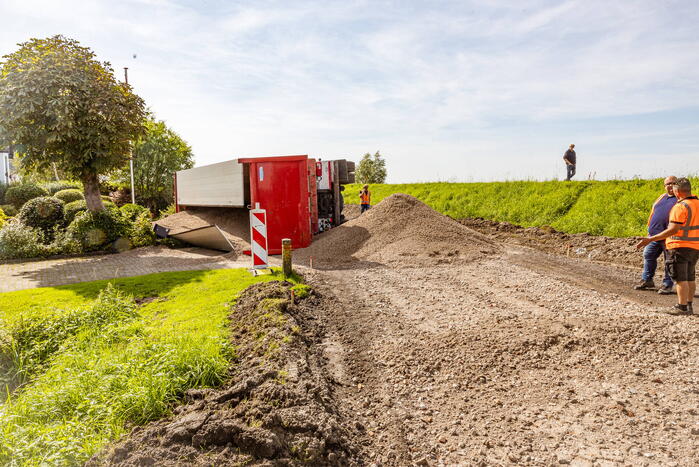 Vrachtwagen valt op zijn kant