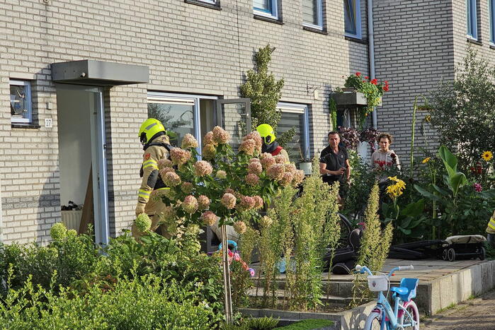 Steekvlam door bluspoging brand in pan met olie