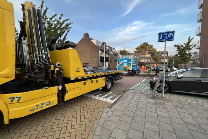 AH bezorgbus botst tegen paaltje