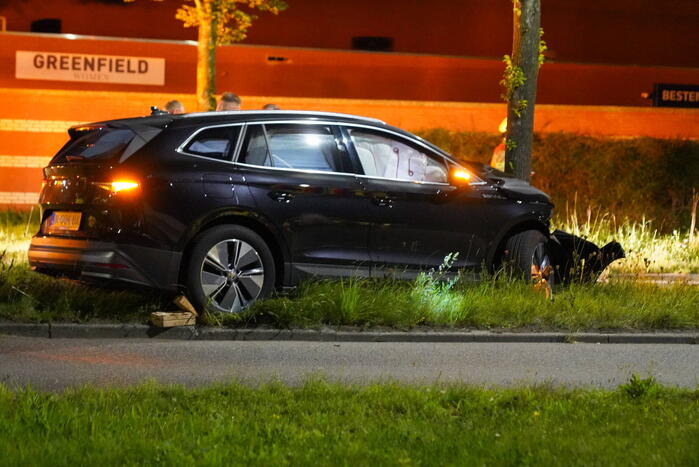 Automobilist klapt op boom