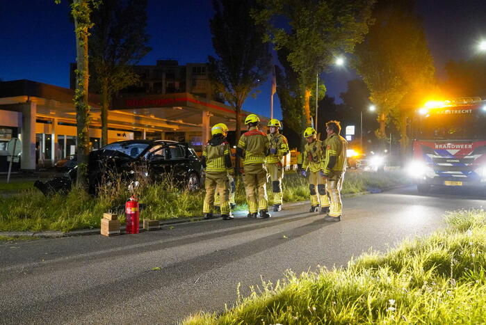 Automobilist klapt op boom