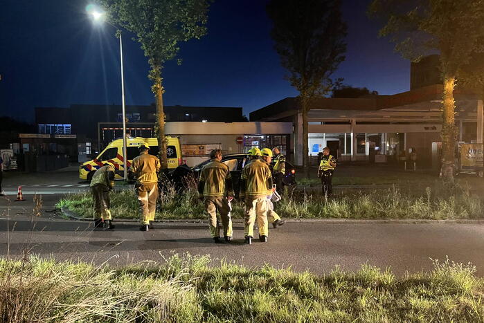 Automobilist klapt op boom