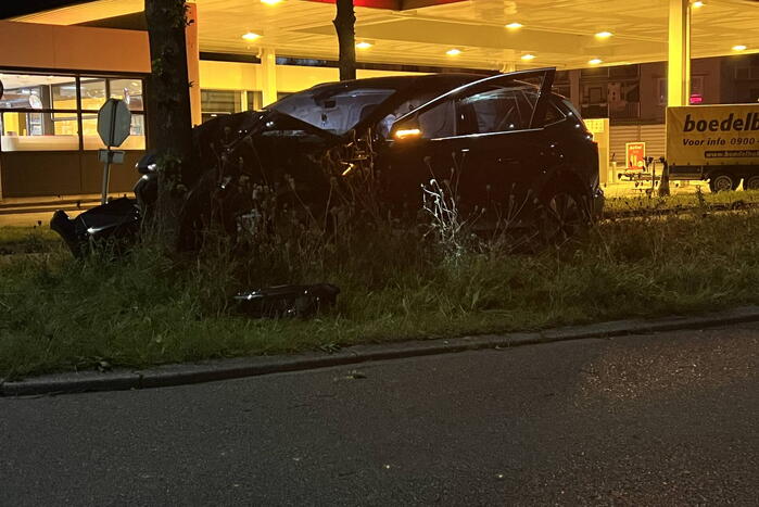 Automobilist klapt op boom