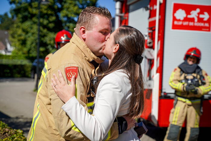 Brandweerman vraagt vriendin ten huwelijk tijdens oefening Huisartspraktijk