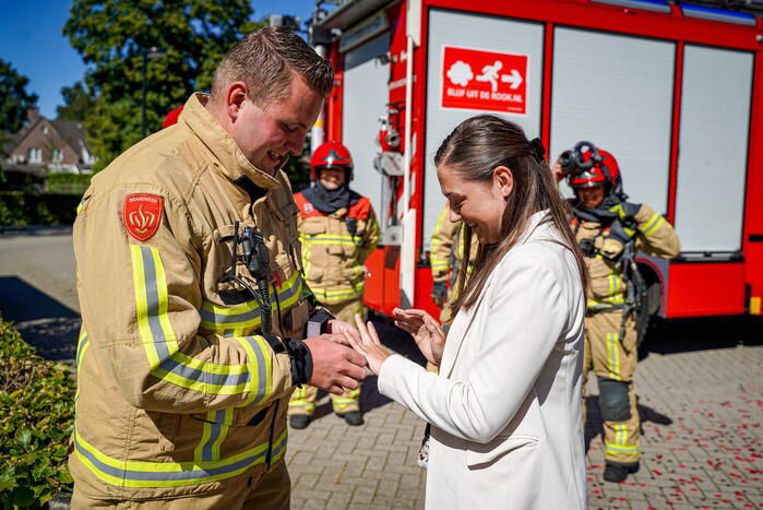 Brandweerman vraagt vriendin ten huwelijk tijdens oefening Huisartspraktijk