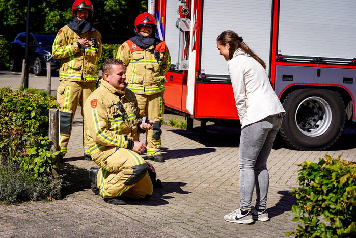Brandweerman vraagt vriendin ten huwelijk tijdens oefening Huisartspraktijk