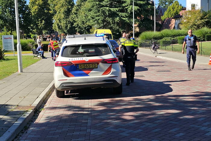 Fietser zwaargewond bij botsing met auto