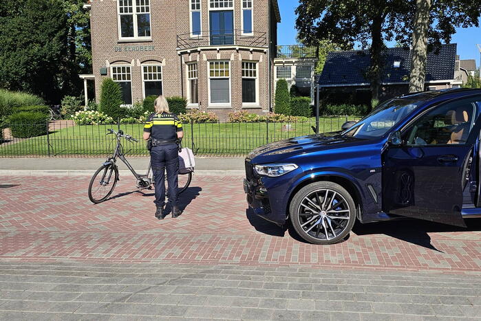 Fietser zwaargewond bij botsing met auto