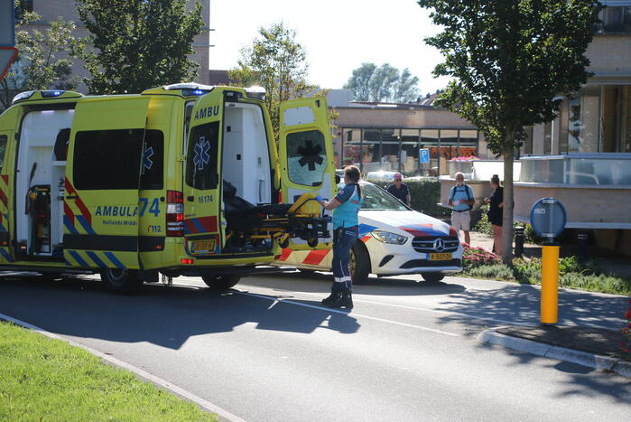 Automobilist laat zwaargewonde fietser achter en rijdt door
