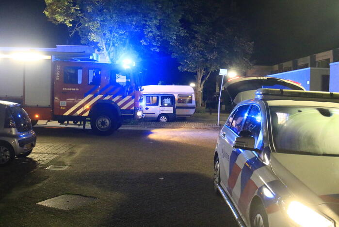 Scooter in brand tegen woning