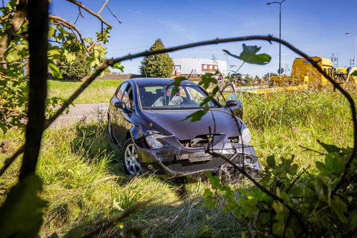 Auto belandt in bosschage bij botsing