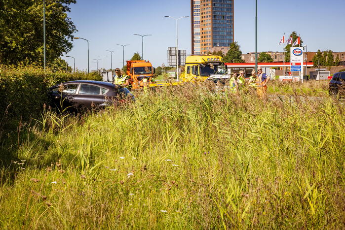 Auto belandt in bosschage bij botsing