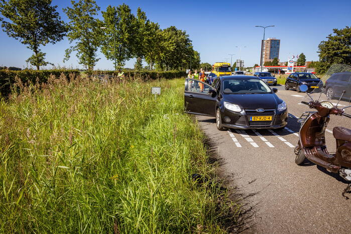 Auto belandt in bosschage bij botsing