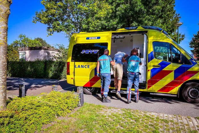 Man op fiets botst op auto