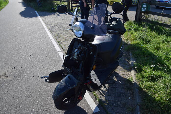 Veel schade na aanrijding tussen scooter en auto