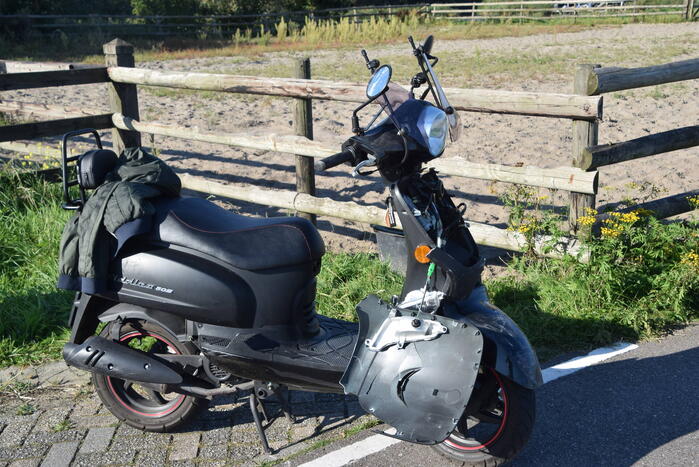 Veel schade na aanrijding tussen scooter en auto