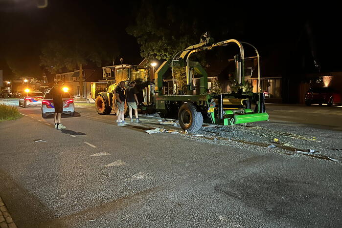 Ravage na aanrijding tussen bus en tractor