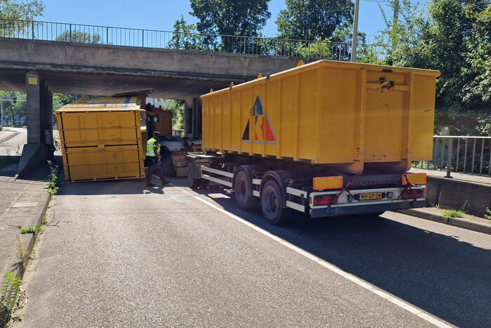 Vrachtwagen in botsing met viaduct