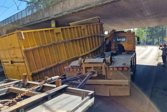 Vrachtwagen in botsing met viaduct