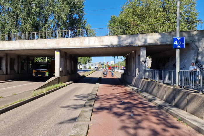 Vrachtwagen in botsing met viaduct