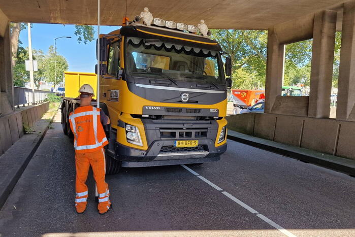Vrachtwagen in botsing met viaduct