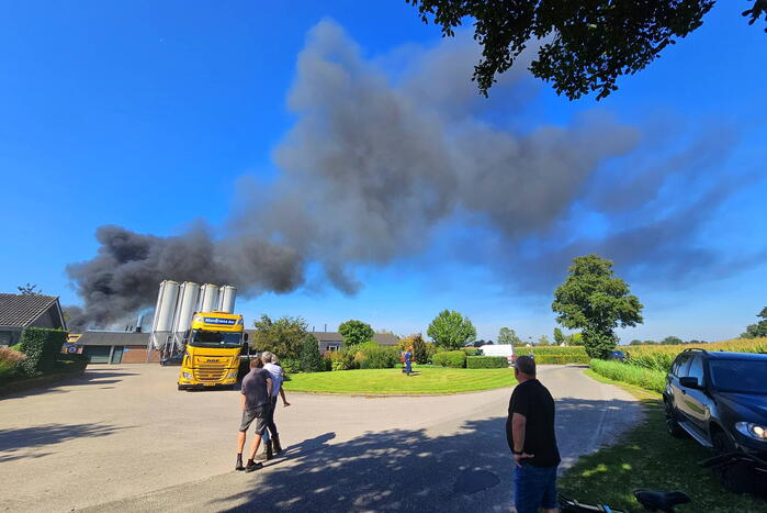Vrachtwagen brand af nabij boerderij