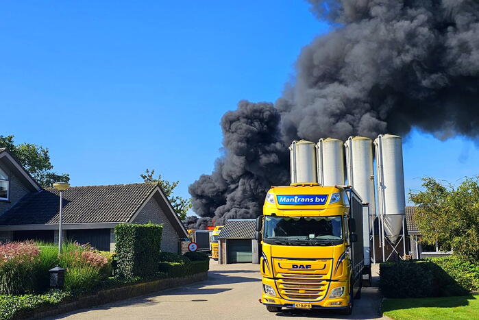 Vrachtwagen brand af nabij boerderij