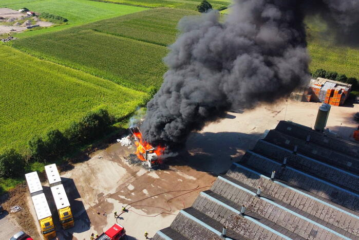 Vrachtwagen brand af nabij boerderij