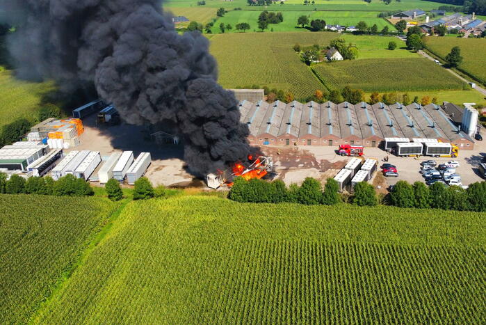Vrachtwagen brand af nabij boerderij