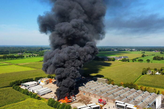 Vrachtwagen brand af nabij boerderij