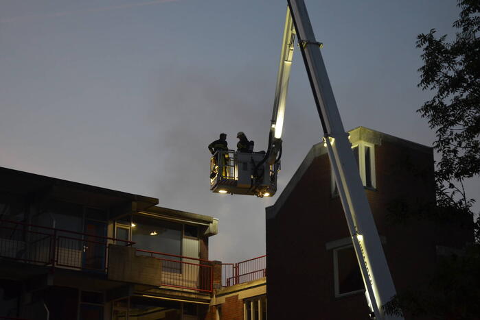 Hevige brand op dak van flatgebouw