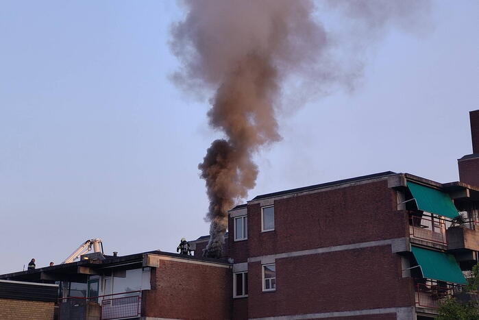 Hevige brand op dak van flatgebouw