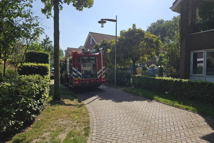 Brandweer forceert deur voor woningbrand
