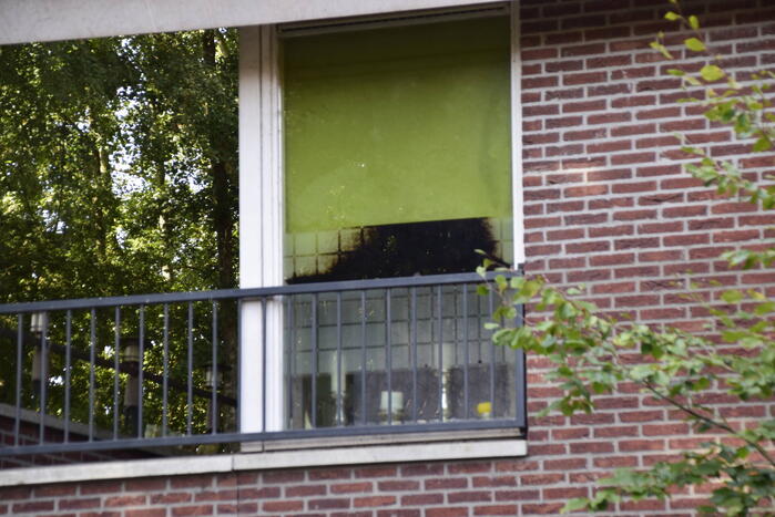 Brandweer forceert deur voor woningbrand